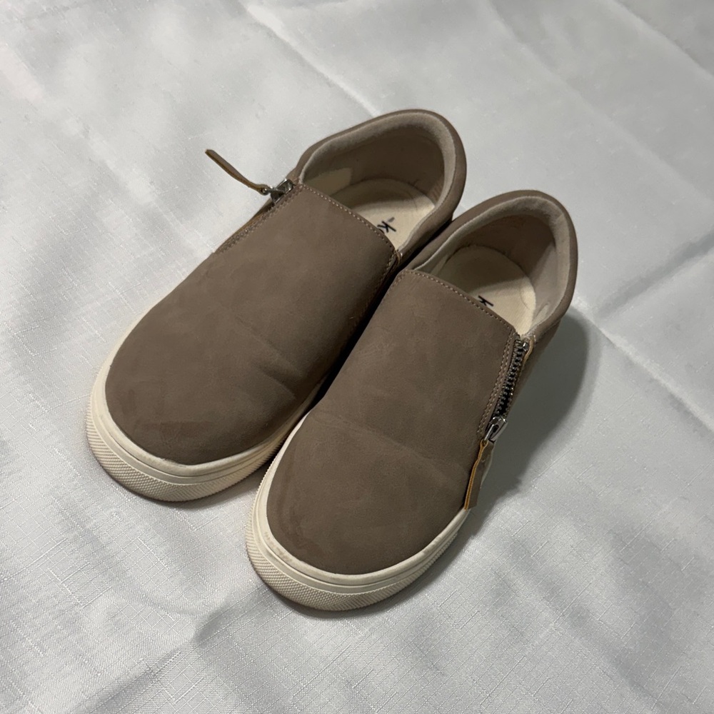 Kensie womens Tan Slip-On Sneakers